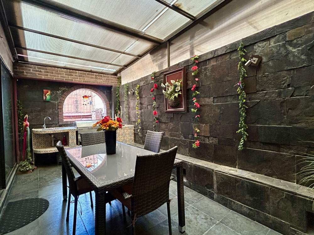 Casa en venta en Chicó Navarra, Bogotá · foto 2 de 24