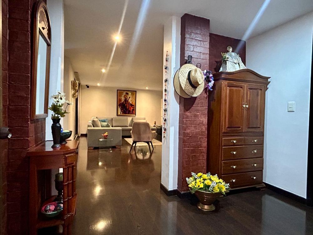 Casa en venta en Chicó Navarra, Bogotá · foto 3 de 24