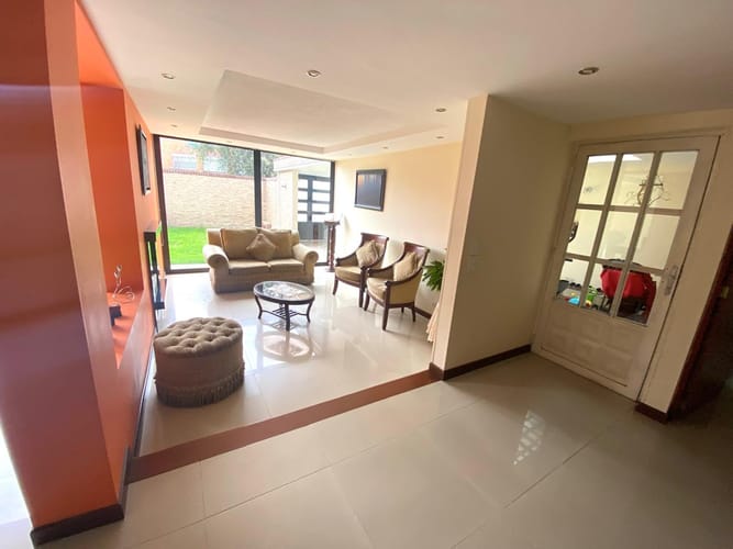 Casa de 4 alcobas en venta en Cerros De Suba, Bogotá, 305 m² · foto 2 de 24