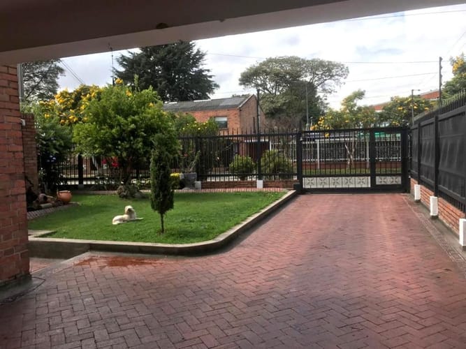 Casa en venta en Niza, Bogotá · foto 2 de 24