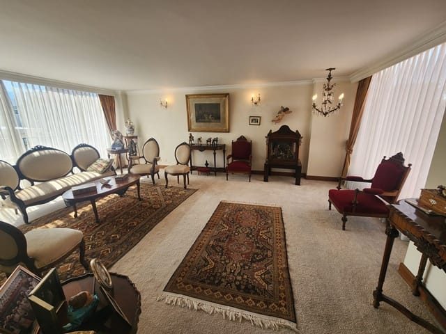 Apartamento de 3 alcobas en venta en Santa Barbara, Bogotá, 215 m² · foto 2 de 24