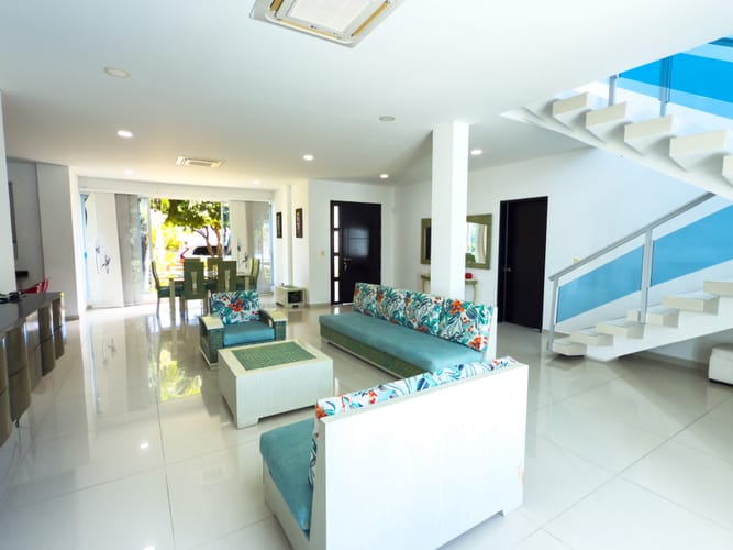 Casa de 5 alcobas en venta en Br. Los Tamarindos, Girardot, 285 m² · foto 2 de 24