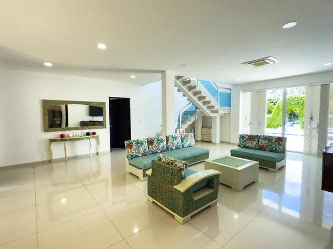 Casa de 5 alcobas en venta en Br. Los Tamarindos, Girardot, 285 m² · foto 3 de 24