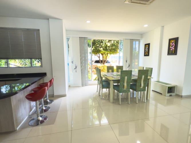 Casa de 5 alcobas en venta en Br. Los Tamarindos, Girardot, 285 m² · foto 5 de 24