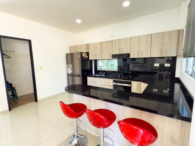 Casa de 5 alcobas en venta en Br. Los Tamarindos, Girardot, 285 m² · foto 7 de 24