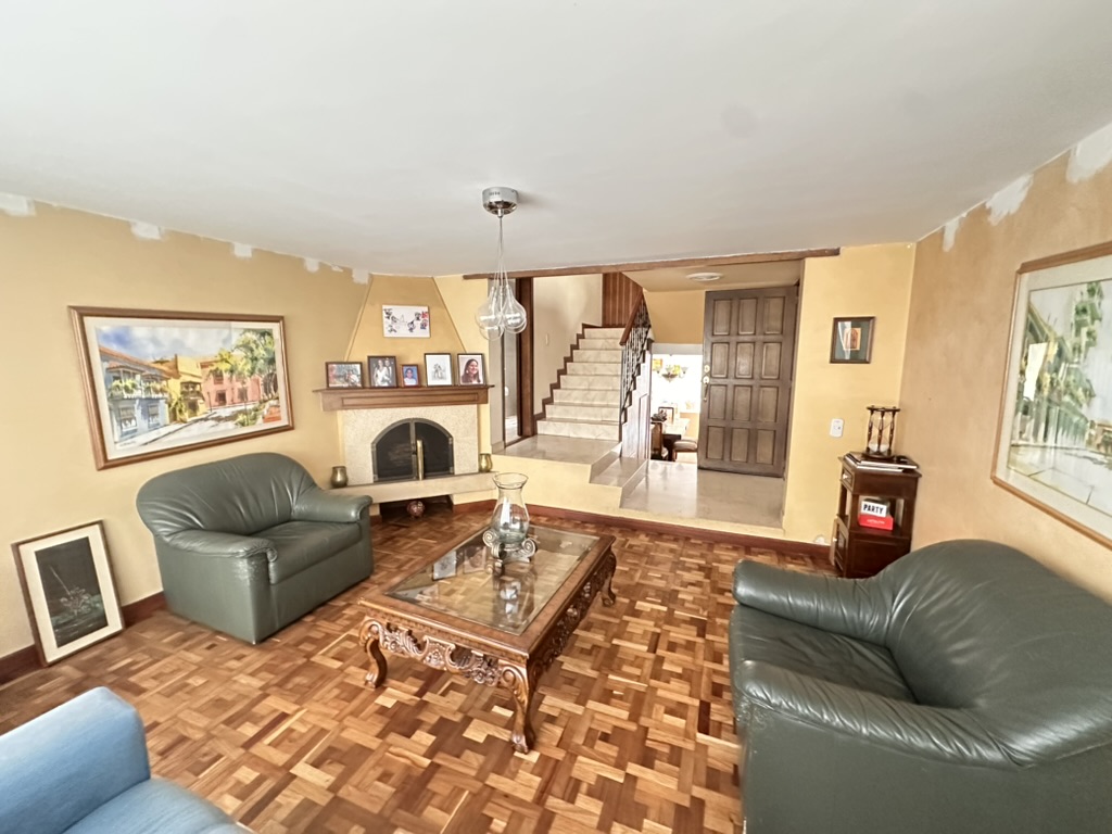 Casa en venta en Chicó Navarra, Bogotá · foto 2 de 24
