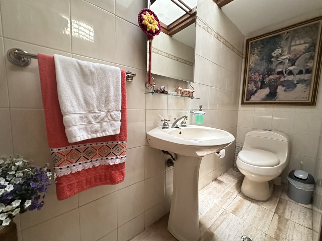 Casa en venta en Chicó Navarra, Bogotá · foto 3 de 24
