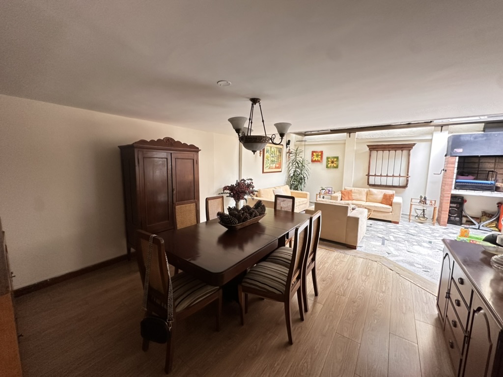 Casa en venta en Chicó Navarra, Bogotá · foto 4 de 24