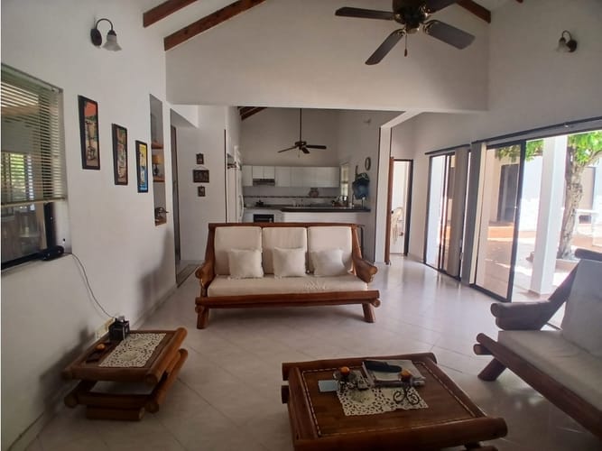 Casa de 4 alcobas en venta en Ricaurte, 450 m² · foto 2 de 24