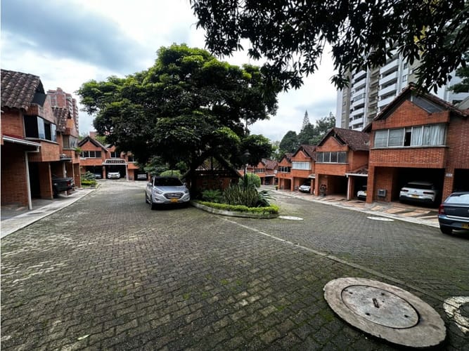 Casa de 3 alcobas en venta en San Lucas, Medellín, 229 m² · foto 24 de 24