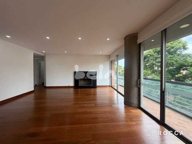 Apartamento de 3 alcobas en venta en La Cabrera, Bogotá, 259 m² · foto 2 de 17