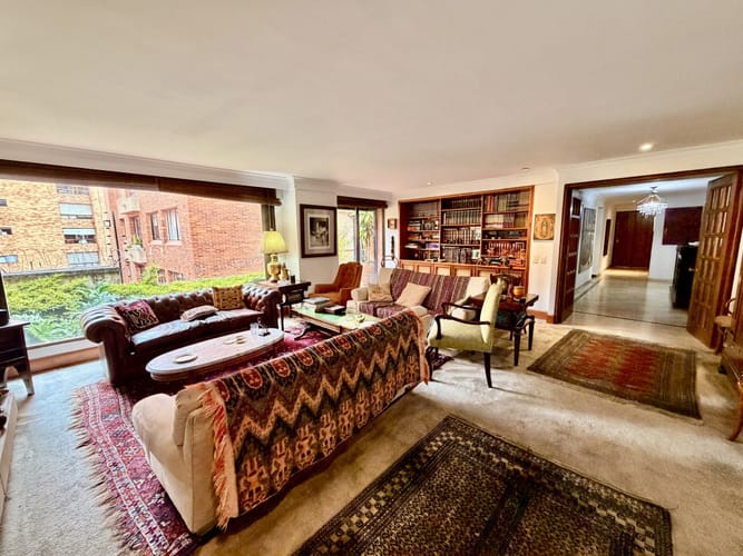 Apartamento de 3 alcobas en venta en Los Rosales, Bogotá, 210 m² · foto 4 de 21