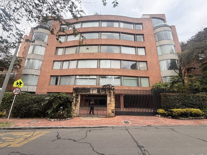 Apartamento de 3 alcobas en venta en Los Rosales, Bogotá, 210 m² · foto 21 de 21