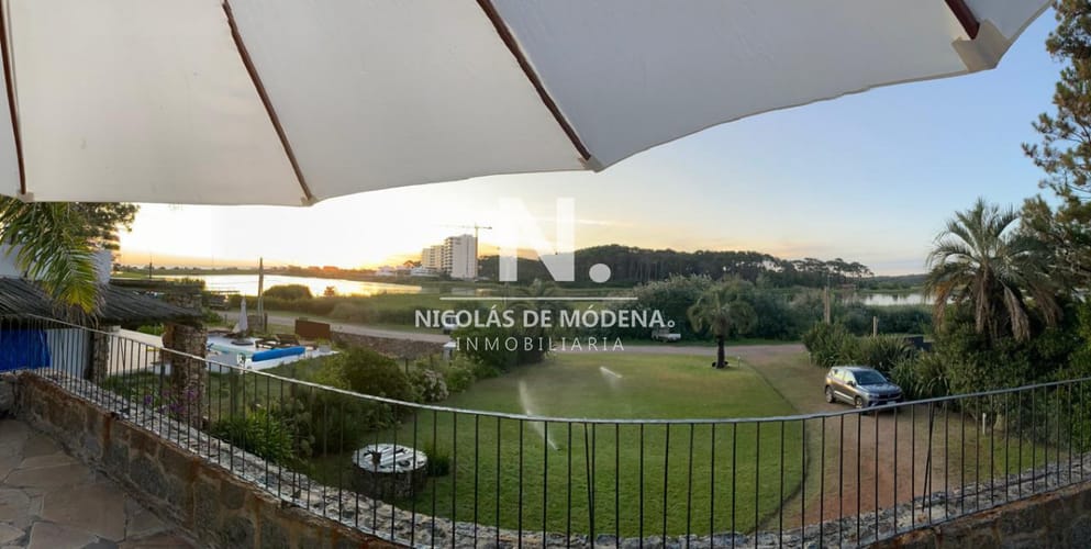 Expléndida casa en venta frente a la laguna en venta, 5 dormitorios