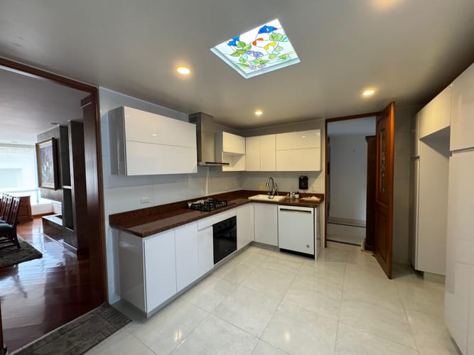 Apartamento de 3 alcobas en venta en Santa Barbara, Bogotá, 239 m² · foto 8 de 9