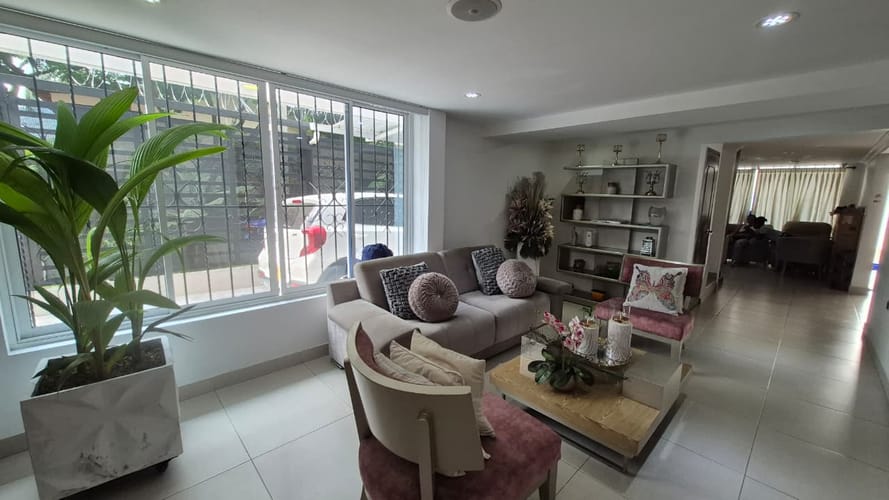 Casa de 5 alcobas en venta en Urbanizacion La Merced, Cali, 500 m² · foto 2 de 20