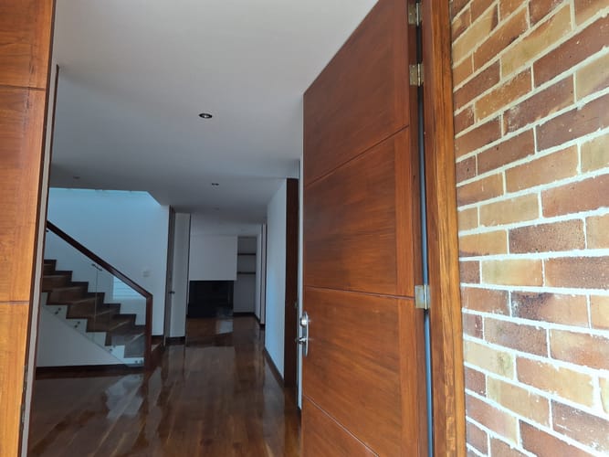 Casa de 5 alcobas en venta en San Jose De Bavaria, Bogotá, 550 m² · foto 3 de 24