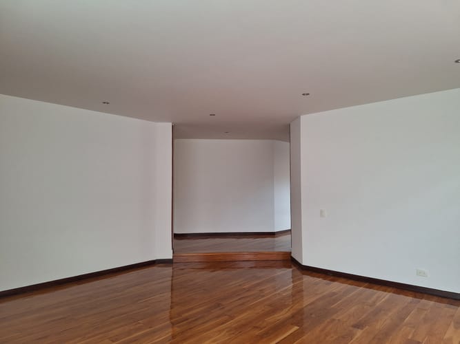 Casa de 5 alcobas en venta en San Jose De Bavaria, Bogotá, 550 m² · foto 6 de 24