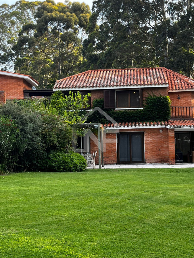 Alquiler anual Casa 3 dormitorios en barrio privado Punta del Este
