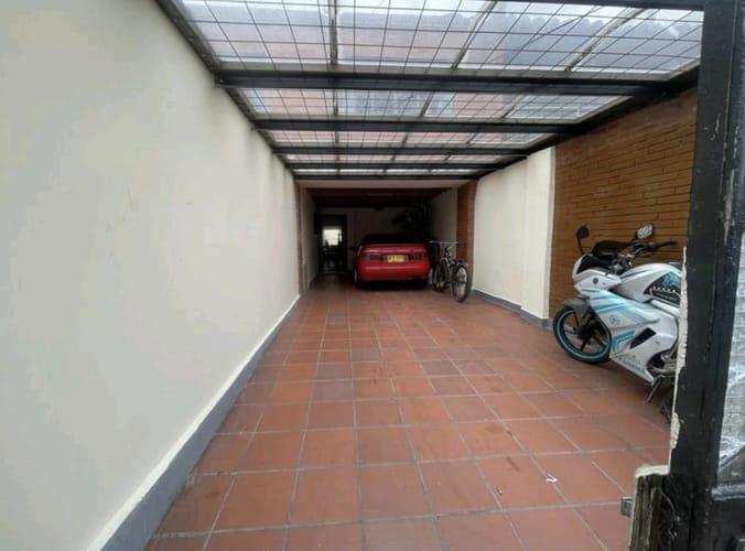 Casa de 5 alcobas en venta en Bavaria, Bogotá, 245 m² · foto 2 de 12