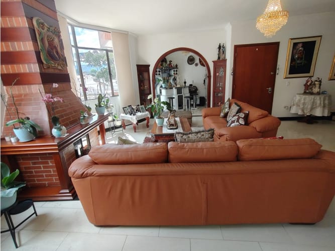 Apartamento de 5 alcobas en venta en Alhambra, Bogotá, 253 m² · foto 2 de 24