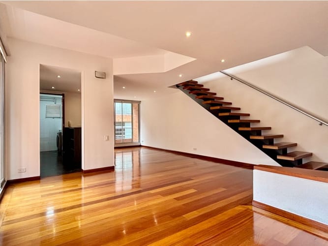 Apartamento de 2 alcobas en venta en Santa Barbara, Bogotá, 114 m² · foto 2 de 19