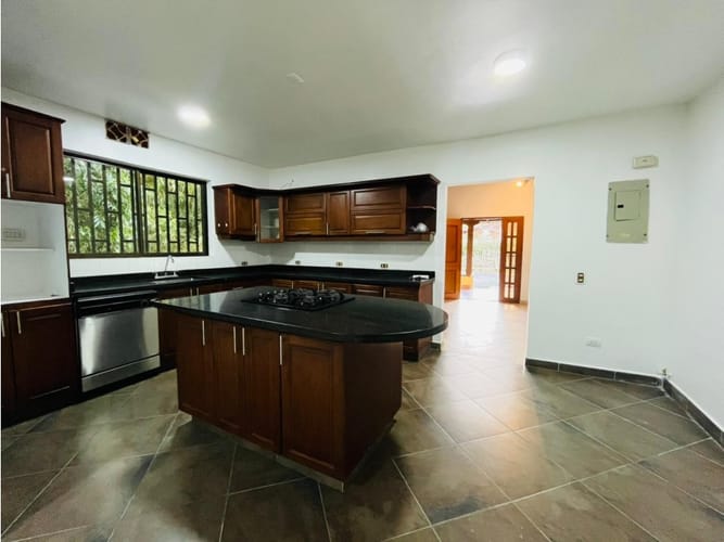 Casa de 4 alcobas en venta en La Catedral, Envigado, 430 m² · foto 2 de 24