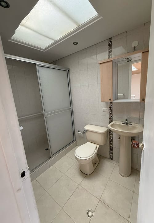 Casa de 6 alcobas en arriendo en Barrios Unidos, Bogotá, 160 m² · foto 13 de 20