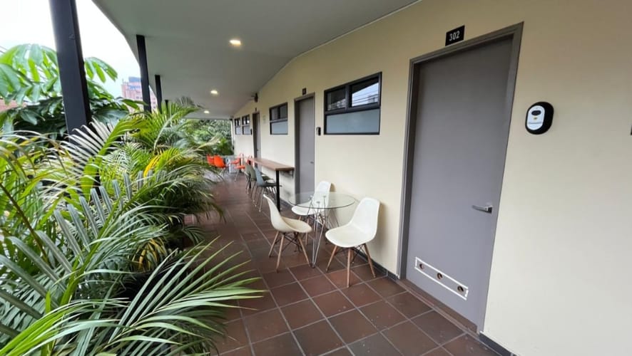 Casa de 5 alcobas en venta en Campo Valdes No.2, Medellín, 250 m² · foto 2 de 11