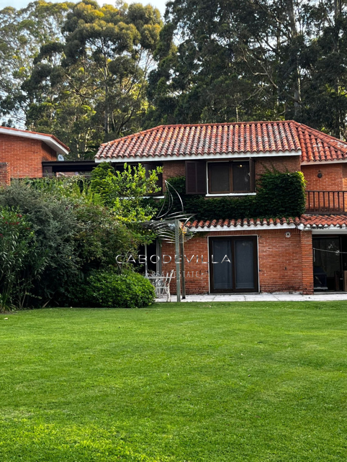 Alquiler anual Casa 3 dormitorios en barrio privado Punta del Este