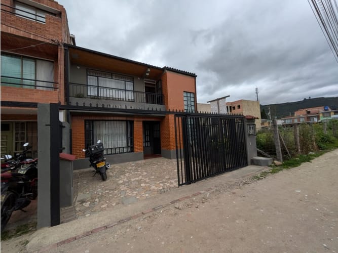 Casa de 6 alcobas en venta en Tiquiza, Chía, 243 m² · foto 2 de 22