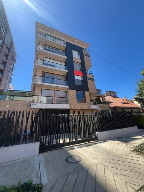 Apartamento de 3 alcobas en venta en Chicó Navarra, Bogotá, 135 m² · foto 3 de 21