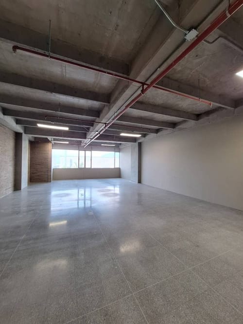 Oficina en arriendo en El Poblado, Medellín, 226 m² · foto 2 de 5