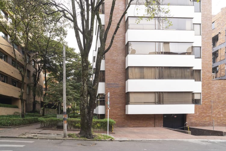 Apartamento de 2 alcobas en venta en Chico, Bogotá, 200 m² · foto 2 de 24