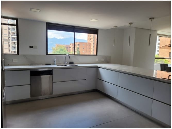 Apartamento de 3 alcobas en venta en Lalinde, Medellín, 270 m² · foto 2 de 5