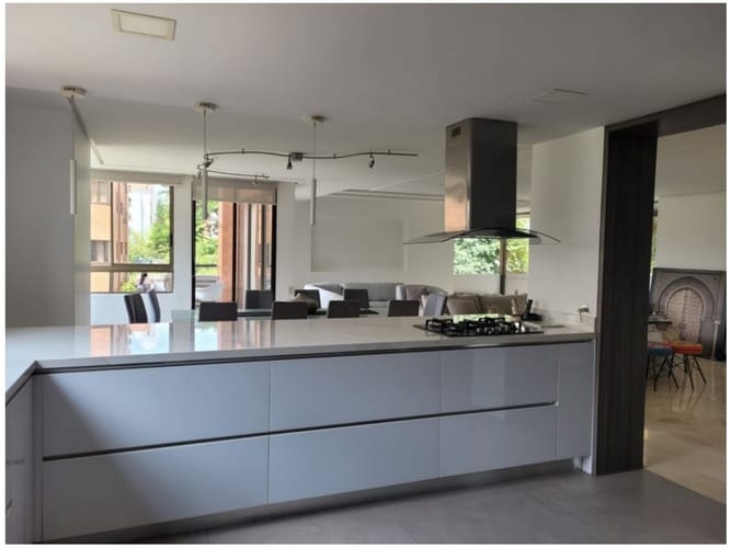 Apartamento de 3 alcobas en venta en Lalinde, Medellín, 270 m² · foto 3 de 5