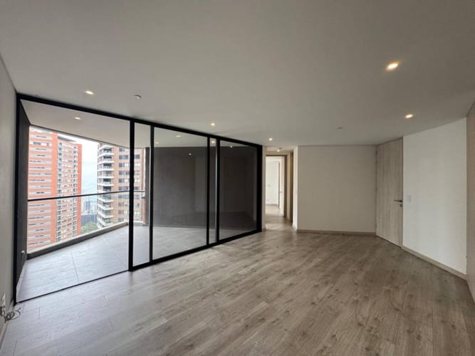Apartamento de 2 alcobas en arriendo en El Poblado, Medellín, 81 m² · foto 2 de 18