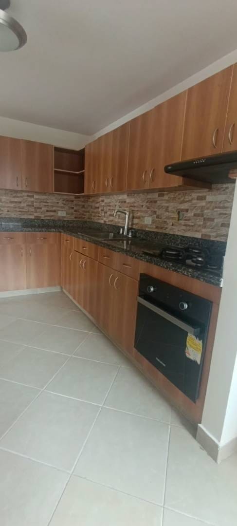 Apartamento de 3 alcobas en arriendo en Los Naranjos, Medellín, 120 m² · foto 2 de 24