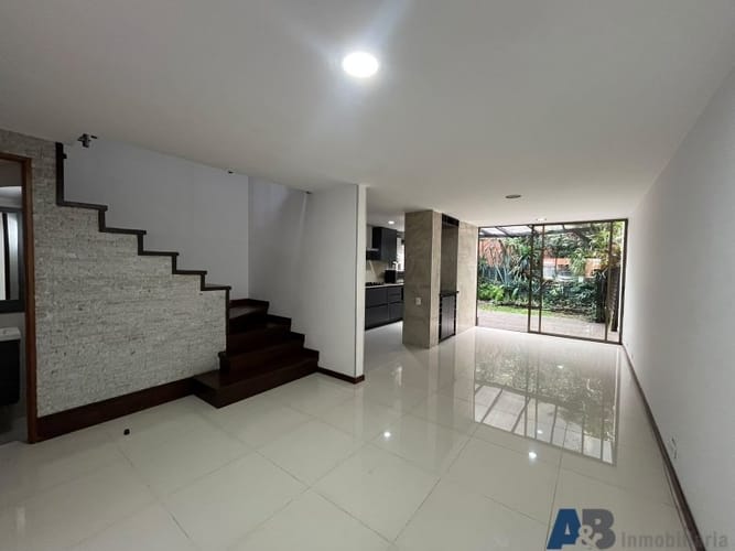 Casa de 3 alcobas en arriendo en La Inmaculada, Envigado, 160 m² · foto 2 de 20