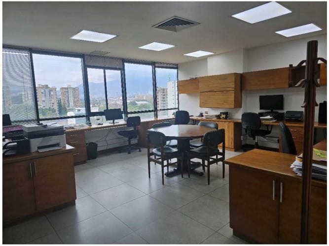 Oficina en venta en La Aguacatala, Medellín, 135 m² · foto 2 de 9