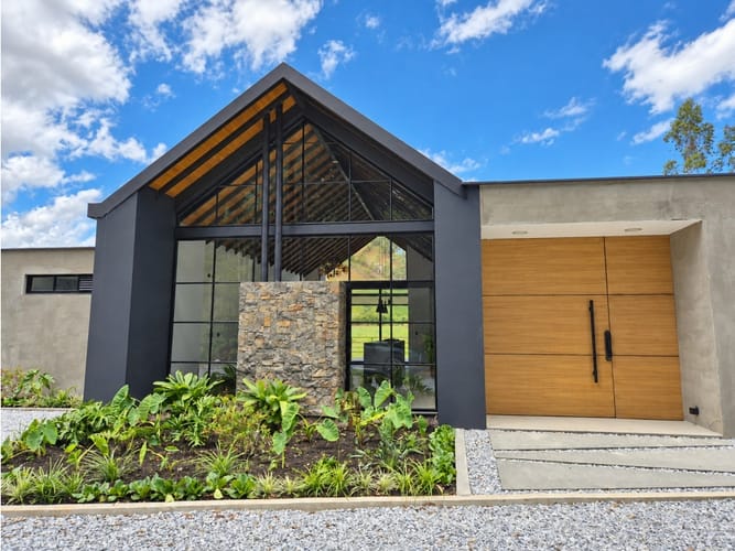 Casa de 3 alcobas en venta en San Antonio De Pereira, Rionegro, 290 m² · foto 2 de 10