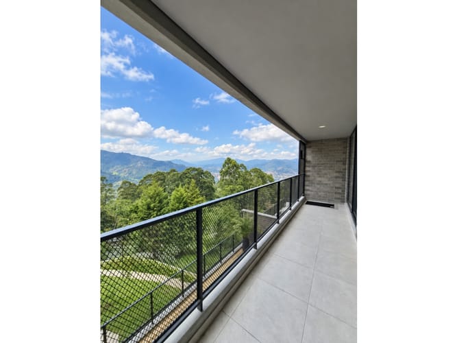 Apartamento de 2 alcobas en venta en Loma Del Escobero, Envigado, 75 m² · foto 2 de 9