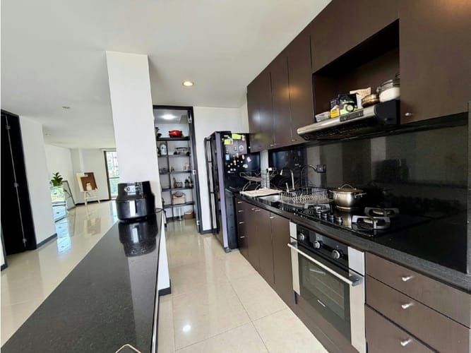 Apartamento de 2 alcobas en venta en El Poblado, Medellín, 189 m² · foto 6 de 8