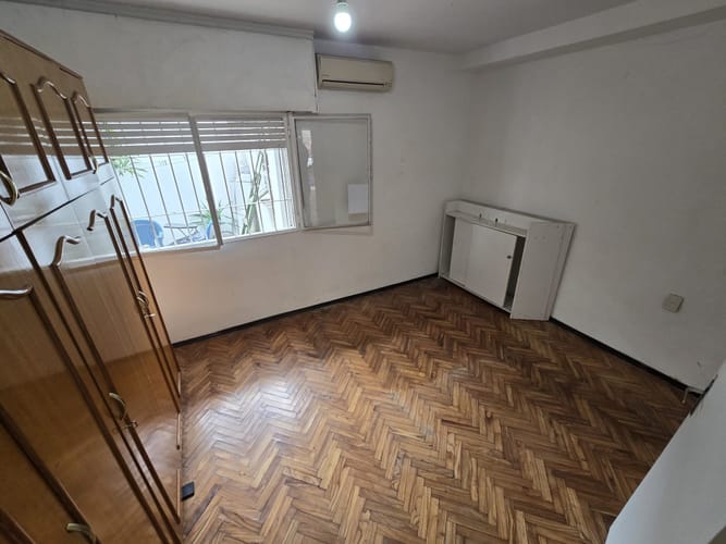 ALQUILER | Dos dormitorios con frente con garage y fondo · Foto 4