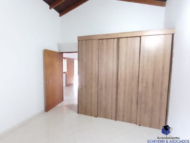 Casa de 4 alcobas en arriendo en La Mina, Envigado, 450 m² · foto 2 de 15