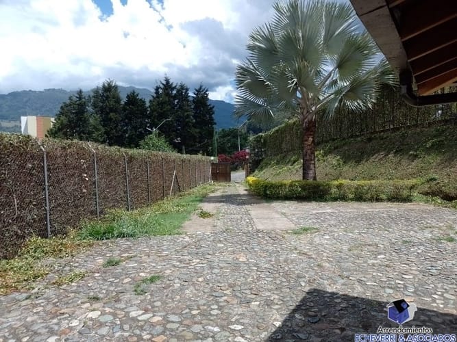 Casa de 4 alcobas en arriendo en La Mina, Envigado, 450 m² · foto 12 de 15