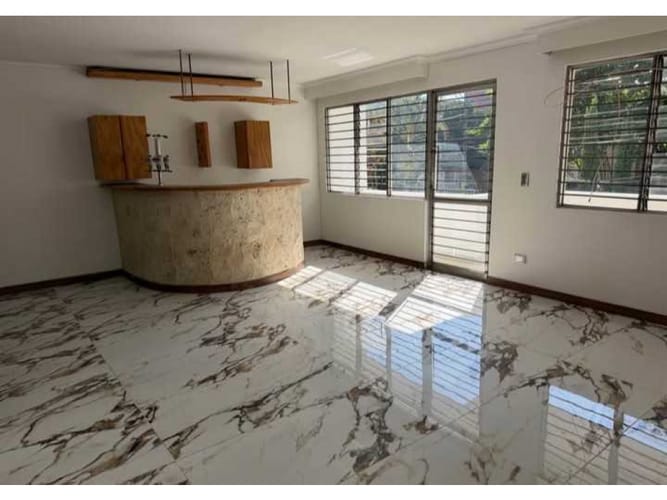 Casa de 5 alcobas en arriendo en Santa Teresita, Medellín, 220 m² · foto 2 de 14