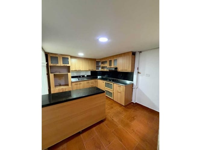 Casa de 5 alcobas en arriendo en Santa Teresita, Medellín, 220 m² · foto 3 de 14