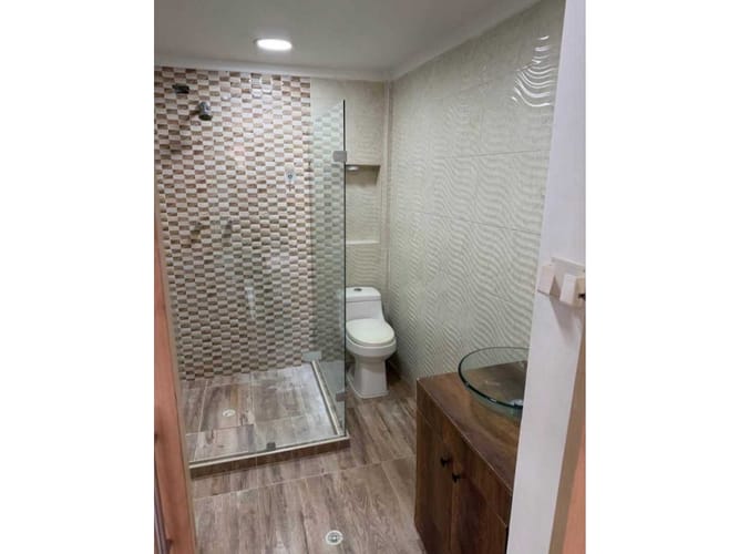 Casa de 5 alcobas en arriendo en Santa Teresita, Medellín, 220 m² · foto 7 de 14