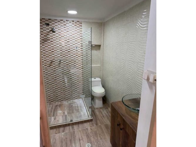 Casa de 5 alcobas en arriendo en Santa Teresita, Medellín, 220 m² · foto 9 de 14
